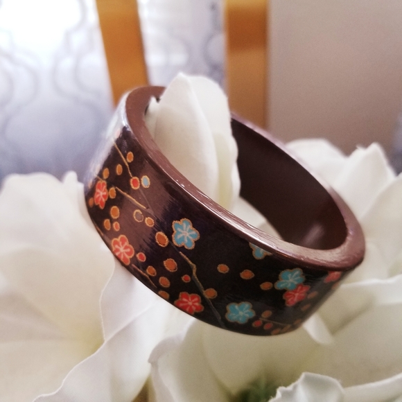 Vintage, Boho Wooden Floral Bangle Bracelet - Picture 3 of 12